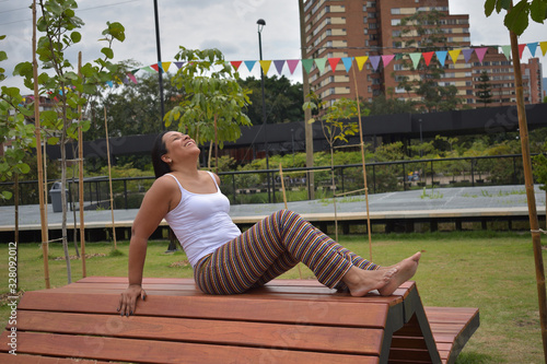 Mujer morena latina haciendo ejercicios de yoga photo