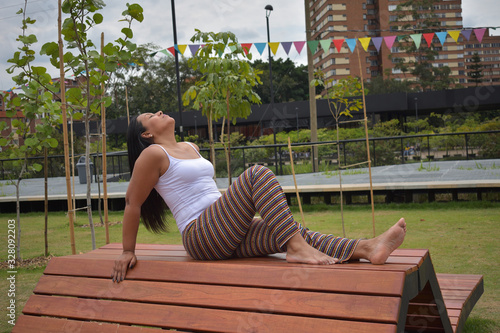 Mujer morena latina haciendo ejercicios de yoga photo