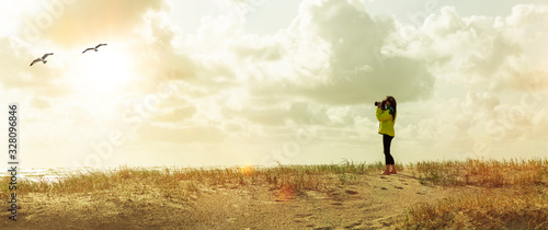 Touristin fotografiert Möwen am Strand