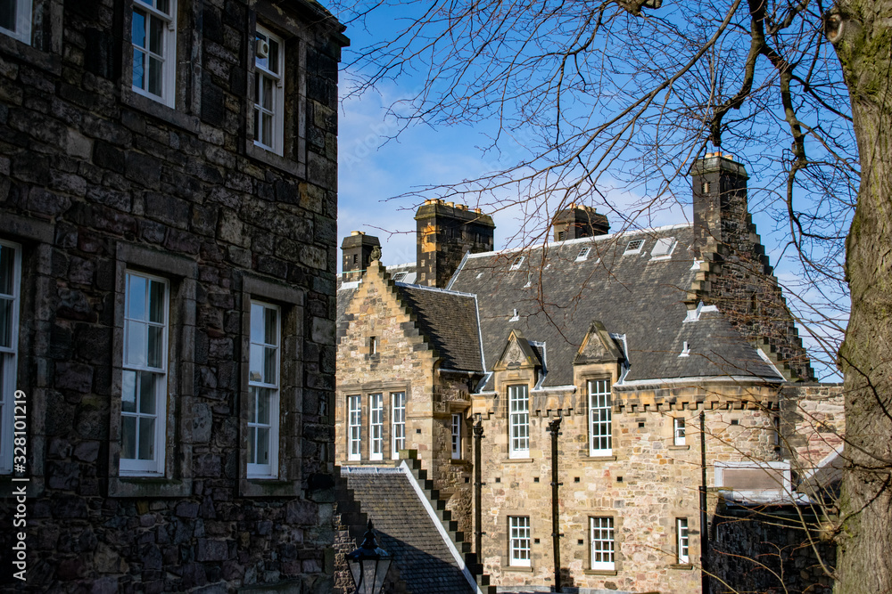 Obraz premium inside the castle in edimburgh city, scotland on the rocks with a blue sky at sunset