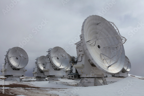 Radioteleskop Array ALMA in Chile, Atacama, Parabolantennen vor blauem Himmel mit Wolken