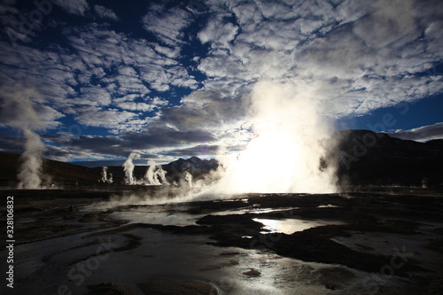Dampfendes Wasser auf Vulkangestein tritt an die Oberfläche 