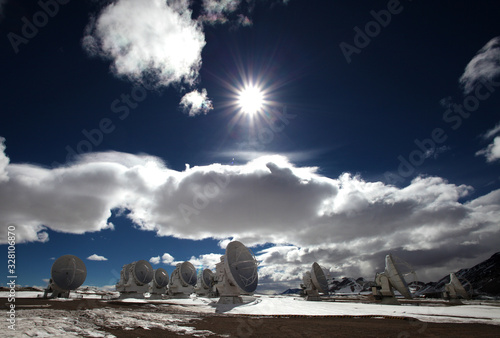 Radioteleskop Array ALMA in Chile, Atacama, Parabolantennen vor blauem Himmel mit Wolken