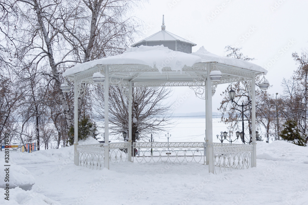 Obraz premium Vintage gazebo in the winter park near river Volga