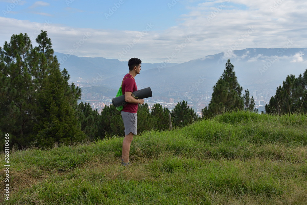 Obraz premium Joven latino acampando en una montaña