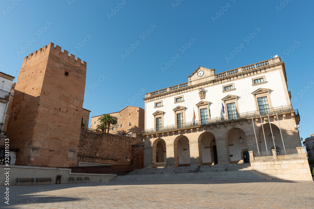 Cáceres, España - 15 de agosto de 2019: Torre de hierba y Ayuntamiento en la plaza principal.