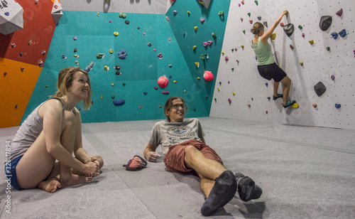 Séance d'escalade dans une salle de bloc.
