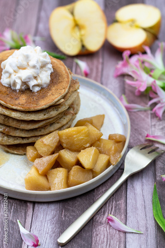 Piles de pancakes aux flocons de sarrasin et pommes caramelisées