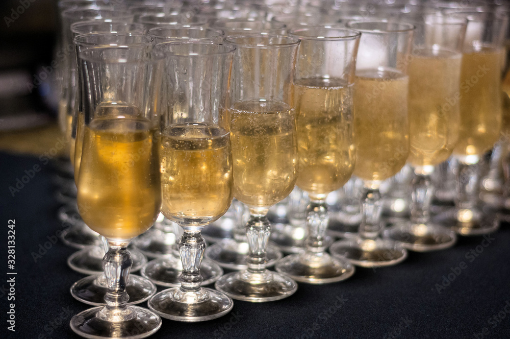 flûte de champagne remplies et alignés flûte de champagne remplies et alignés