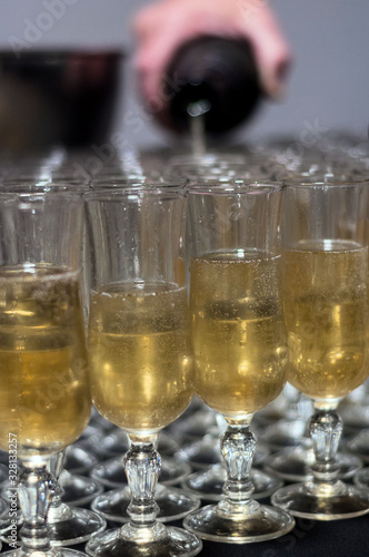 Flûte de champagne - un bouteille rempli les verres 
