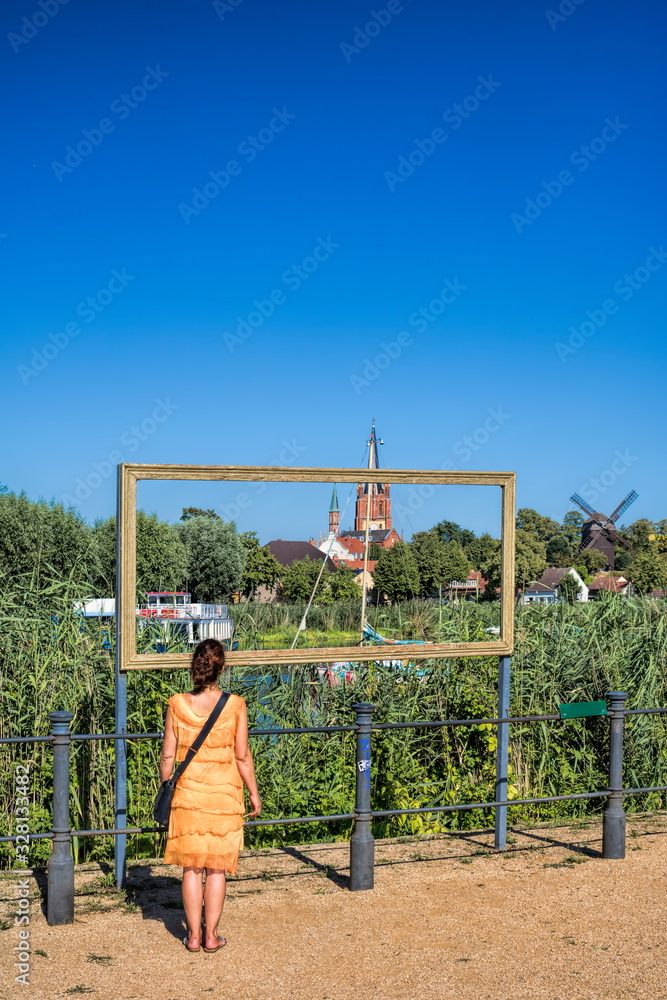 Fototapeta premium werder havel, germany - frau blickt zur altstadt