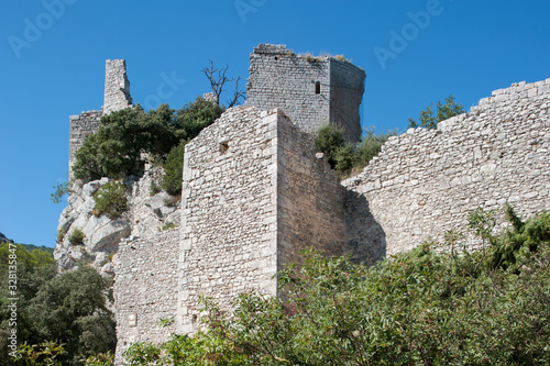 Burgruine in Oppède-le-Vieux in Südfrankreich photo