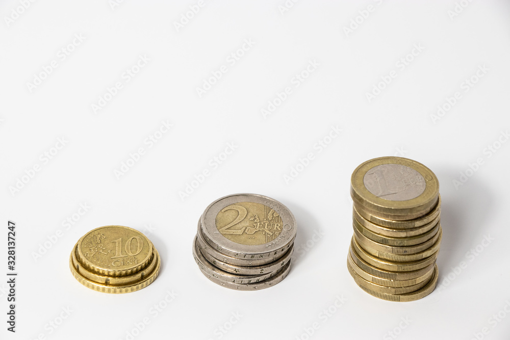 Monete di euro ammucchiate con sfondo bianco Monete di euro ammucchiate con sfondo bianco