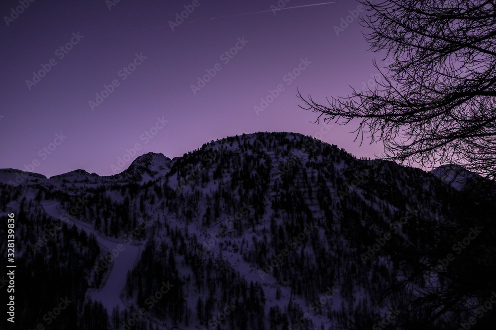 Photo de montagne avec un ciel coloré
