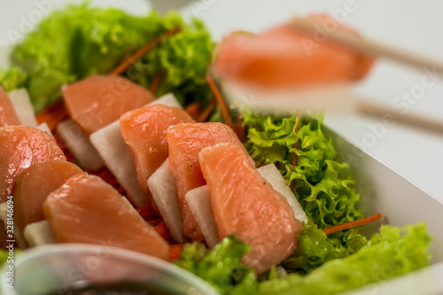 sashimi suculento rico comida asiática en salsa
