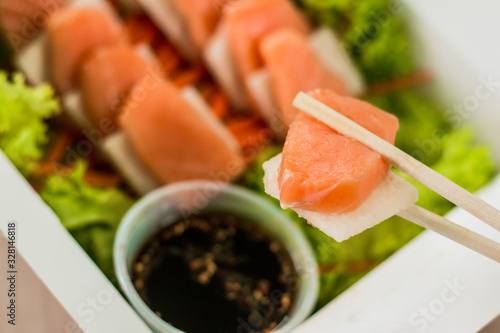 sashimi suculento rico comida asiática en salsa