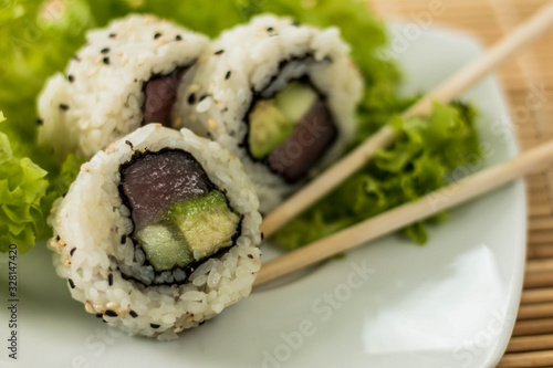 rollo de sushi con ajonjolí dos