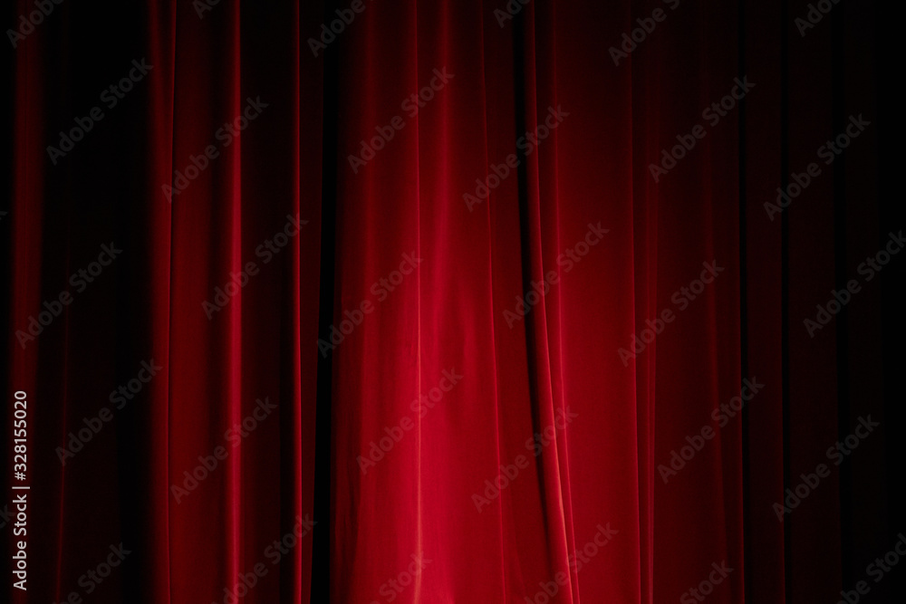 Telón de teatro rojo con luz central - obrazy, fototapety, plakaty 