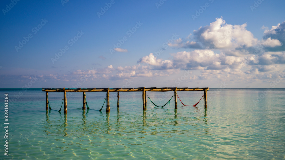 Karibischer Strand mit Hängematten im Wasser