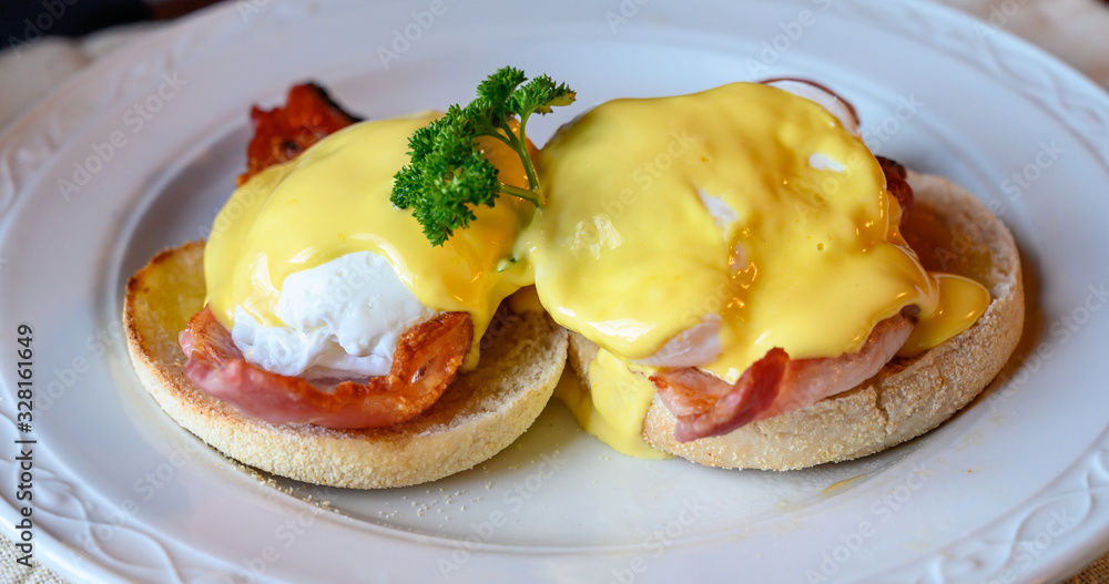 Ταπετσαρία Weekend brunch in Scotland with two eggs benedict on homemade muffuns with roasted bacon and yellow hollandaise sauce