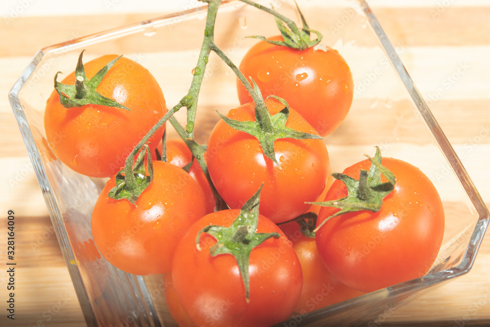 tomates cherry en rama recien recogidos en mader y vasija de barro tomates cherry en rama recien recogidos en mader y vasija de barro