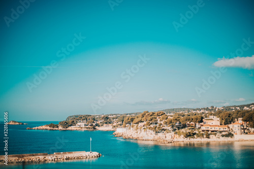 Ville du sud de la france au bord de l'eau