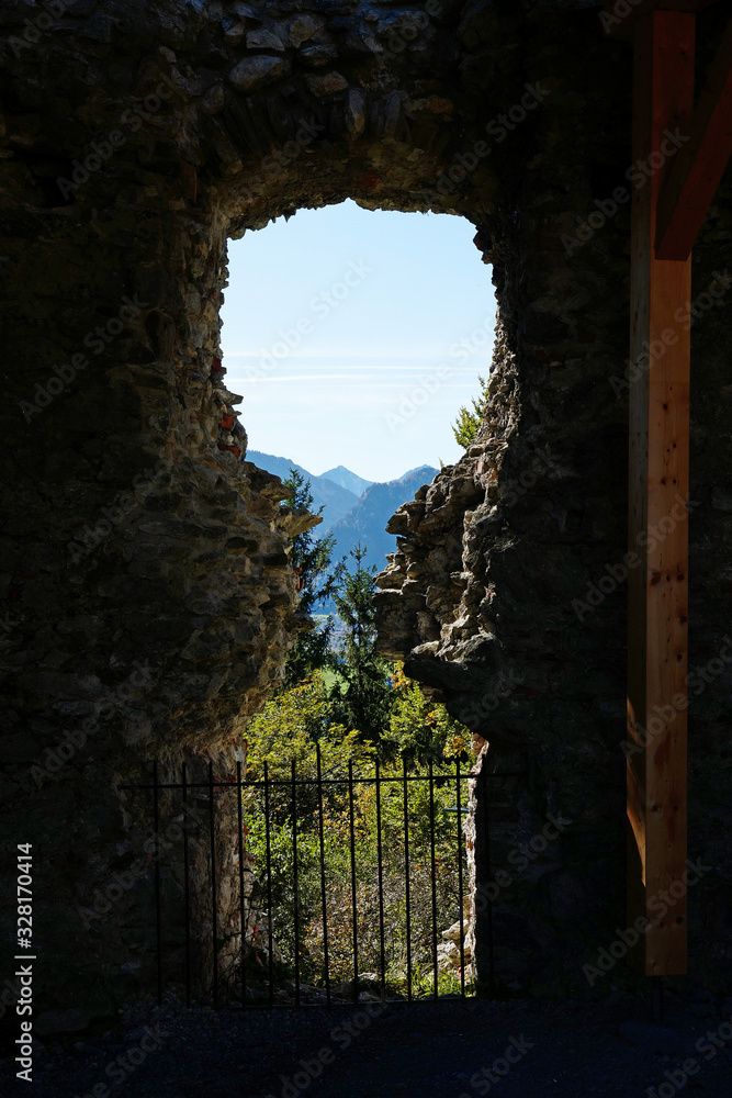 Naklejka premium Blick durch Burgmauern Hohenfreyberg im Allgäu