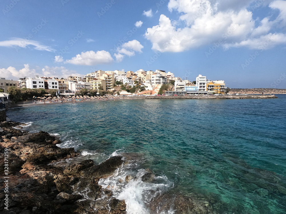Küstenstreifen auf Kreta mit Meer und Häusern