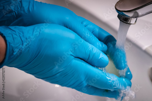 waschen der Hände mit Handschuhe und Seife