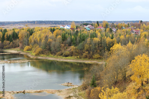 Fototapeta Naklejka Na Ścianę i Meble -  bird's eye view of the lake and autumn forest.