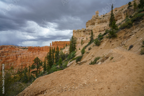 hiking the peek-a-boo loop in bryce canyon in utah in the usa
