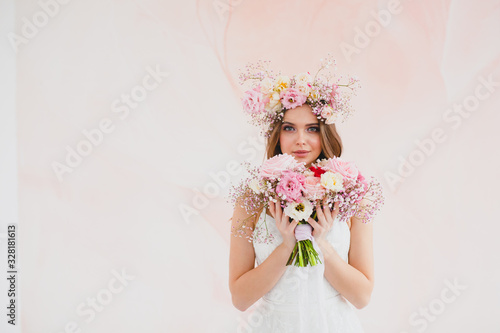 Obraz na płótnie Portrait of beautiful bride with flower wreath on her head and bridal bouquet w salonie