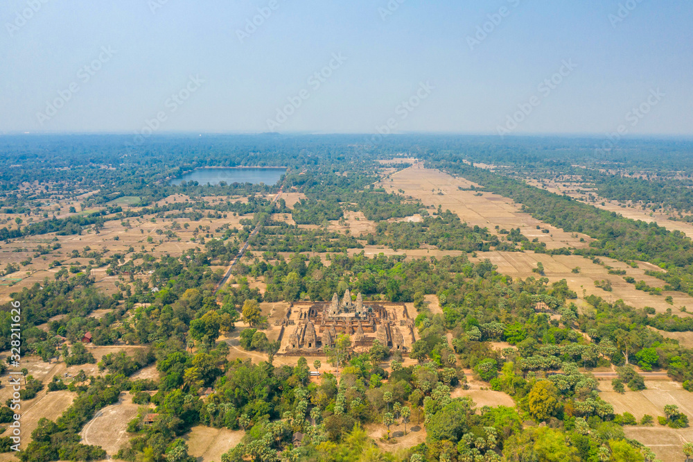 Le temple Prè Rup, la campagne cambodgienne et le Srah Srang en arrière plan  dans le domaine des temples de Angkor, au Cambodge