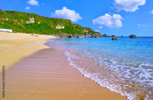 宮古島の南海岸に位置する保良川ビーチの波打ち際