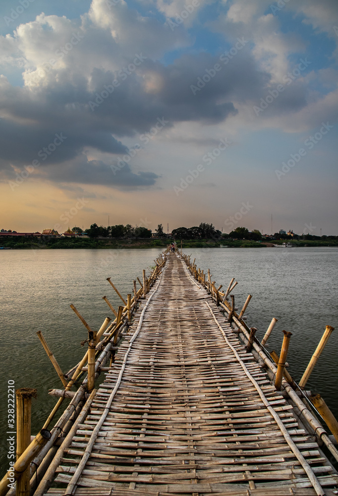 Obraz premium old traditional bamboo wooden bridge across Mekong river (from Koh Paen island to Kampong Cham), Cambodia