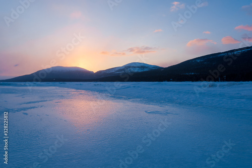 Foto Ice pressure ridge of Kandalaksha bay at sunset
