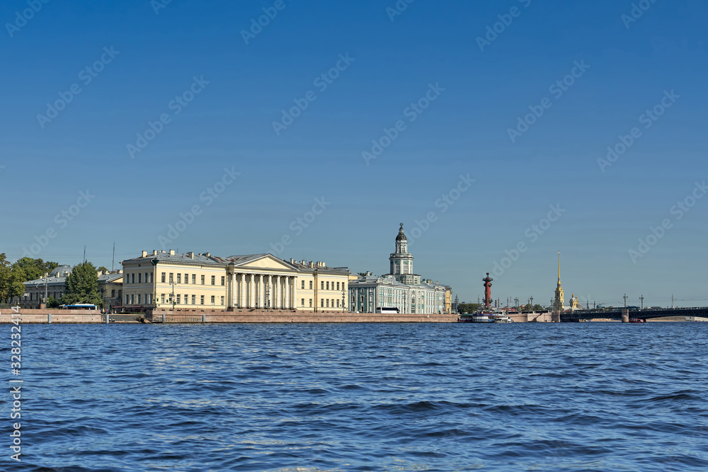 Obraz premium View of the touristic sights of Saint Petersburg from Neva river