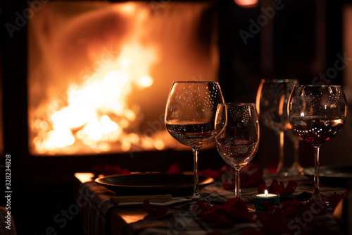 Foto wine glasses on fire background