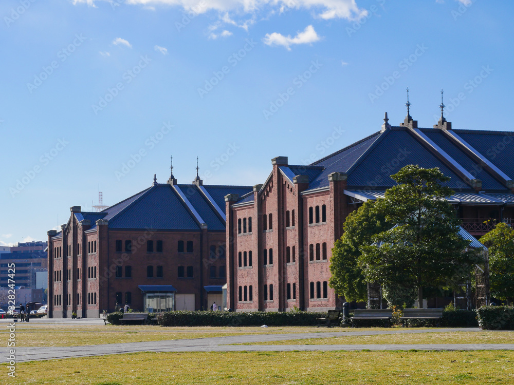 青空の赤レンガ倉庫。日本の横浜市にある人気の観光名所。 青空の赤レンガ倉庫。日本の横浜市にある人気の観光名所。