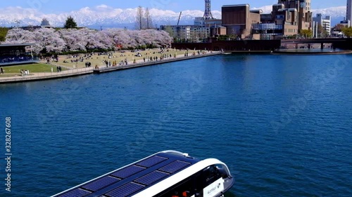 富岩運河環水公園　運河と満開の桜並木