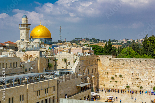 Der Felsendom über der Stadt Jerusalem in Israel.