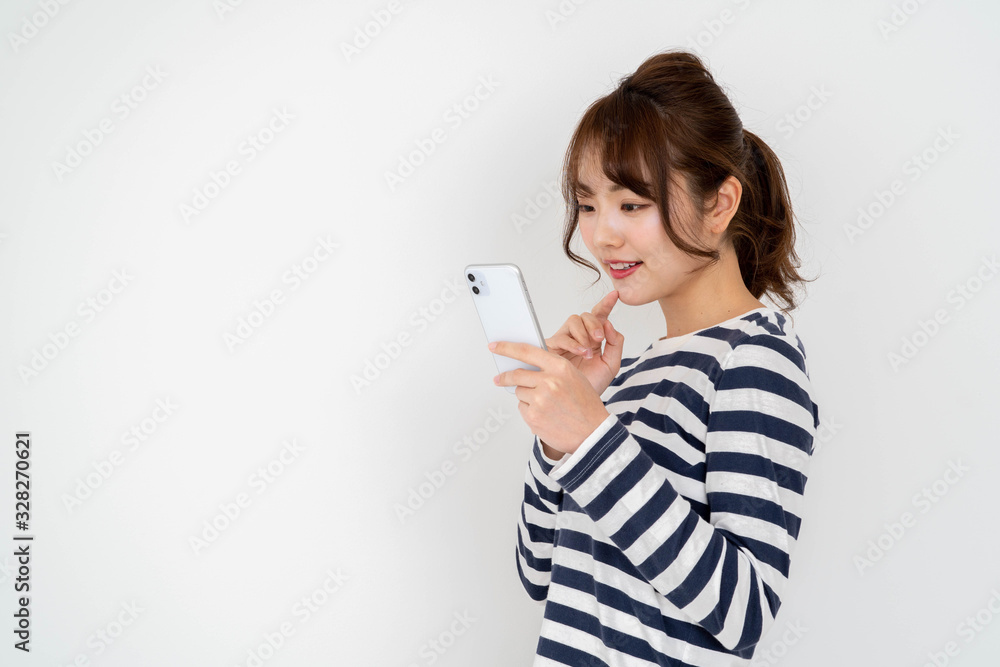 携帯電話を持っている女性 携帯電話を持っている女性