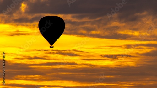 Viaje en globo durante el atardecer 