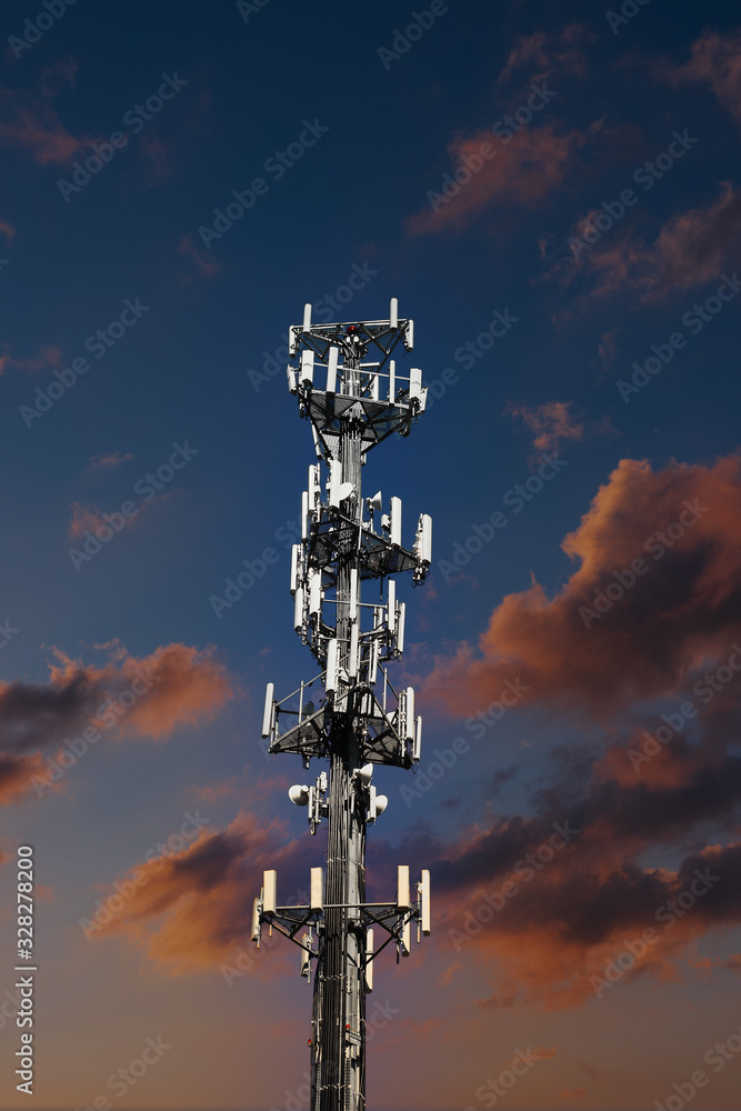 Obraz premium A cell phone tower against a clear, dark blue sky