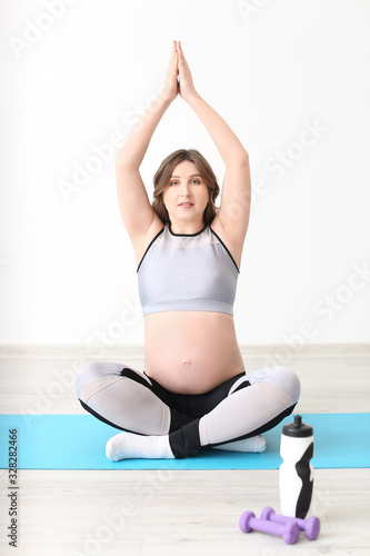 Beautiful pregnant woman do...