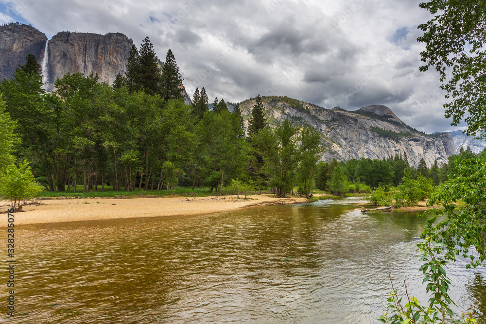 Φωτογραφία View of the Yosemite Falls the highest falls in Yosemite Park, California, USA