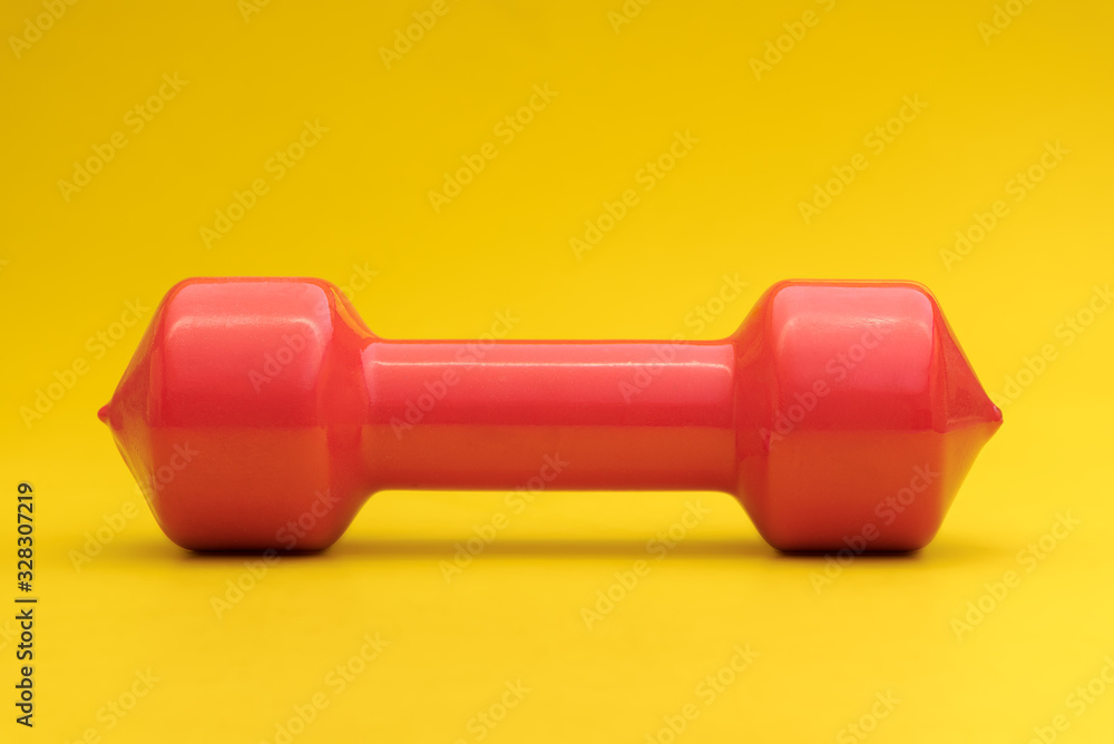 Mancuerna roja en fondo amarillo Mancuerna roja en fondo amarillo