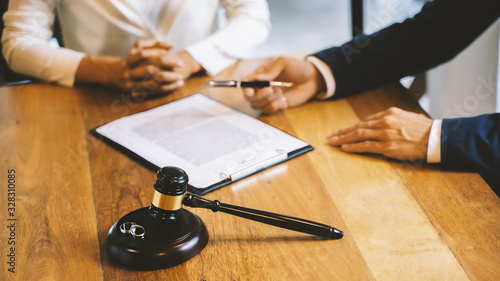 Foto Divorce agreement. Lawyer Consultant with customer in courtroom.