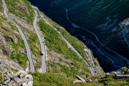 Serpentinenstraße zu den Trollstigen in Norwegen photo