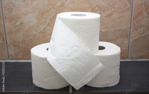 Toilettenpapier auf gefliester Ablage photo